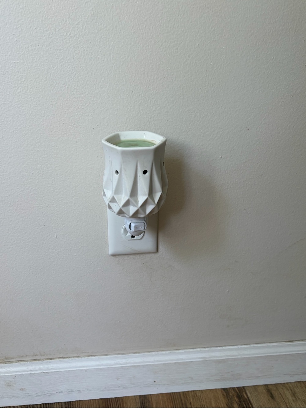 Scentsy White Geometric Plug-In Wax Warmer